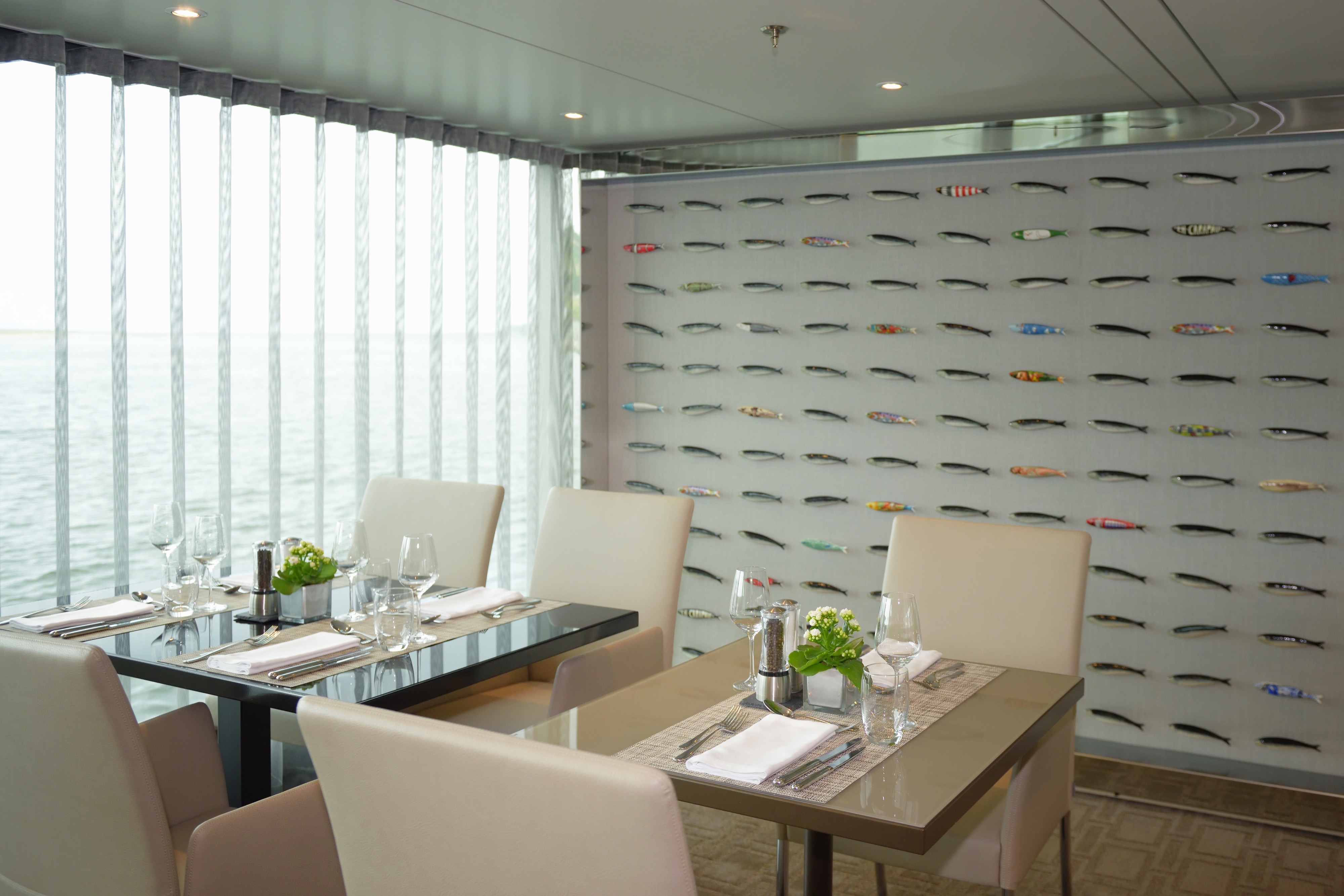 Scenic Luxury Cruises & Tours AZURE Table d'or 0